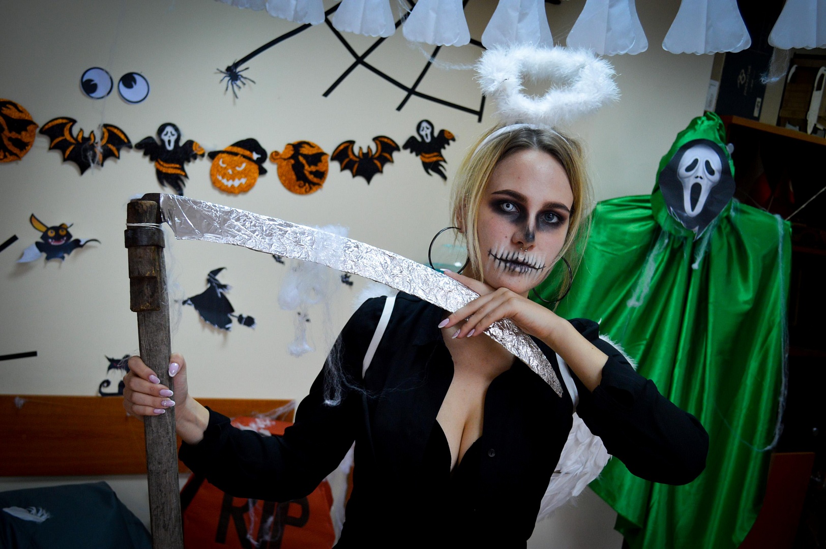 Хеллоуинской красоты ради или как мы устроили шабаш на рабочем месте. А вот, и пугающее видео ко Дню всех святых.