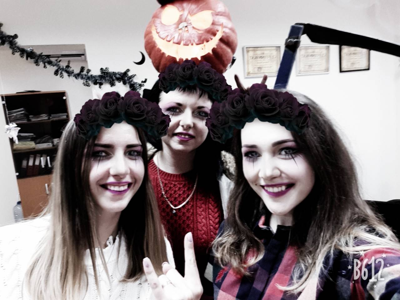 Хеллоуинской красоты ради или как мы устроили шабаш на рабочем месте. А вот, и пугающее видео ко Дню всех святых.