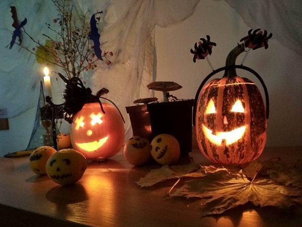 Хеллоуинской красоты ради или как мы устроили шабаш на рабочем месте. А вот, и пугающее видео ко Дню всех святых.